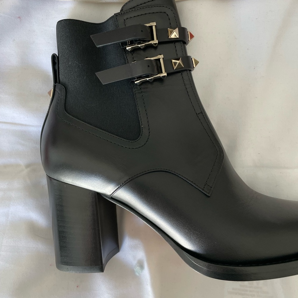 Valentino. 37 1/2.
